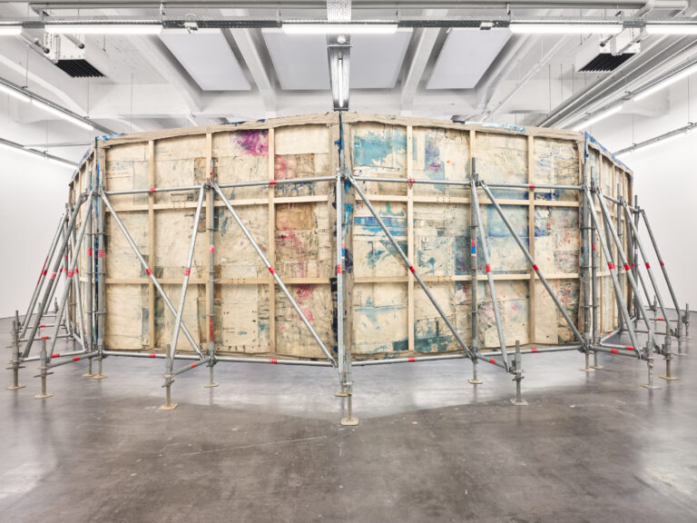 05 installation view oscar murillo masses wiels brussels belgium 2 february 2024 26 april 2024 photo by reinis lismanis courtesy the artist copyright c oscar murillo La Turbine Hall della Tate Modern di Londra si trasforma in un enorme giardino