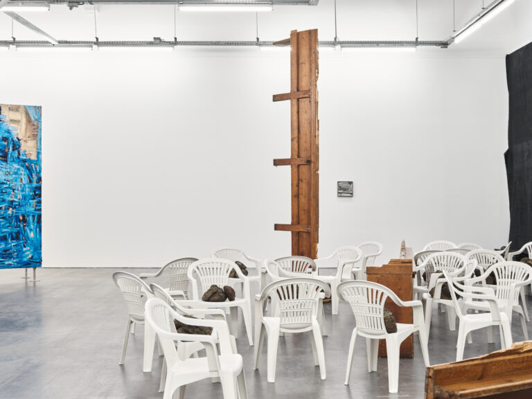 06 installation view oscar murillo masses wiels brussels belgium 2 february 2024 26 april 2024 photo by reinis lismanis courtesy the artist copyright c oscar murillo La Turbine Hall della Tate Modern di Londra si trasforma in un enorme giardino