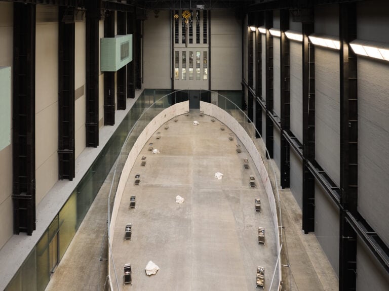 07 uniqlo tate play oscar murillo the flooded garden photo by tim bowditch courtesy the artist copyright oscar murillo 2 La Turbine Hall della Tate Modern di Londra si trasforma in un enorme giardino