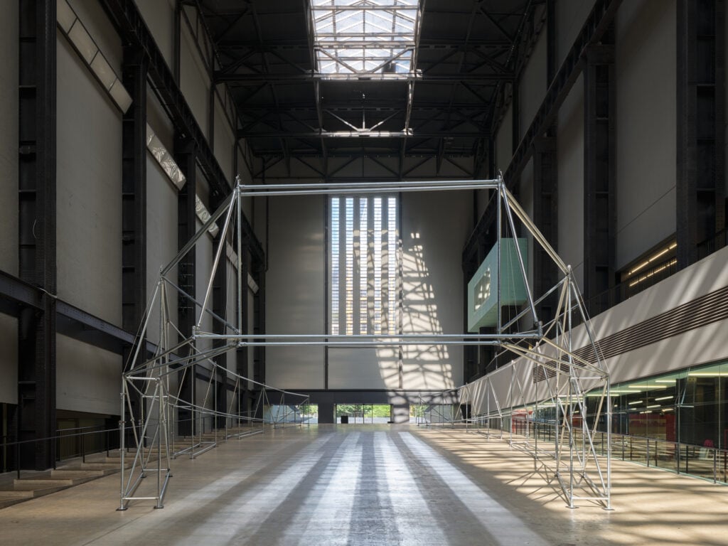 La Turbine Hall della Tate Modern di Londra si trasforma in un enorme giardino