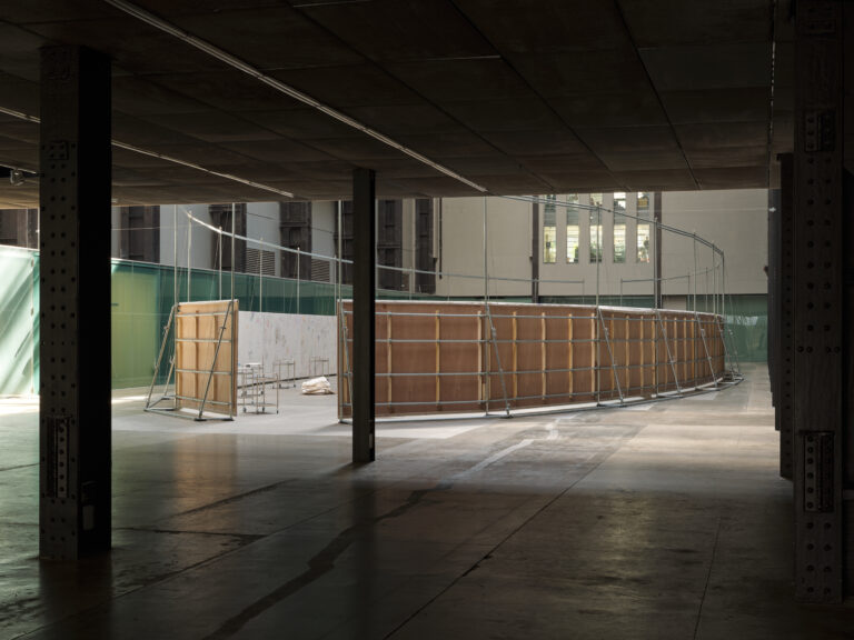 11 uniqlo tate play oscar murillo the flooded garden photo by tim bowditch courtesy the artist copyright oscar murillo 2 La Turbine Hall della Tate Modern di Londra si trasforma in un enorme giardino