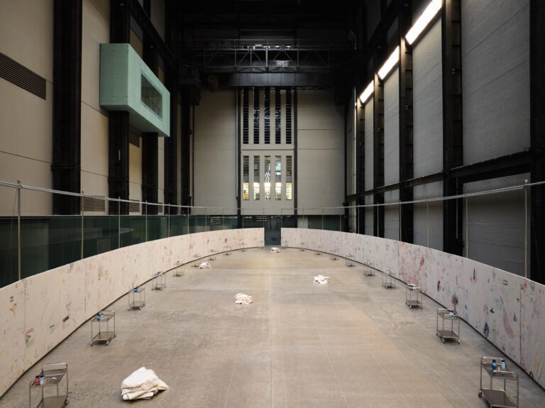 14 uniqlo tate play oscar murillo the flooded garden photo by tim bowditch courtesy the artist copyright oscar murillo 2 La Turbine Hall della Tate Modern di Londra si trasforma in un enorme giardino