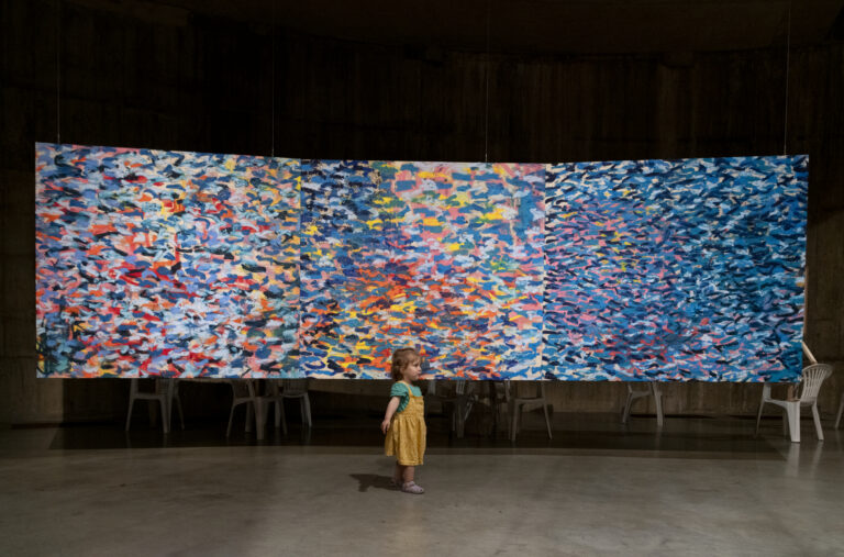 21 uniqlo tate play oscar murillo the flooded garden at tate modern 20 july 2024 26 august 2024 c oli cowling tate photography La Turbine Hall della Tate Modern di Londra si trasforma in un enorme giardino