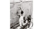Costantino e la figlia Chiara Nivola durante l'installazione al Science Building della Harvard University dei pannelli realizzati nel 1953 per lo show- room Olivetti a New York, Cambridge, 1973. Archivio Nivola. Courtesy Fondazione Nivola