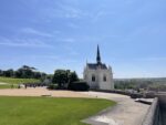 Castello Reale di Amboise. Veduta della Cappella di Saint Hubert dai giardini. Photo © Fondation Saint-Louis 2024
