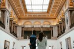 Due persone al Museo Reale delle Belle Arti di Bruxelles. Comune di Bruxelles