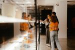 Due persone in visita al Museo del Desing di Bruxelles. Comune di Bruxelles