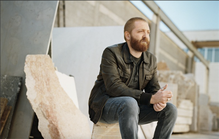 Francesco Arena vince il Premio Pino Pascali 2024 e dissemina Polignano a Mare di 30 altalene d’artista