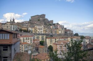In un castello medievale della Tuscia 6 artiste contemporanee reinterpretano gli stendardi