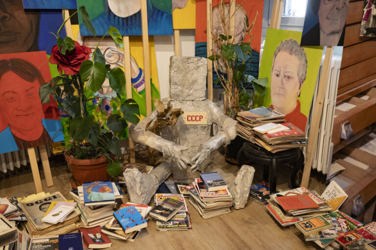 Marco Cingolani, Atelier du peintre, installation view at Galleria Gaburro, Milano, 2024. Photo Anna Pendoli