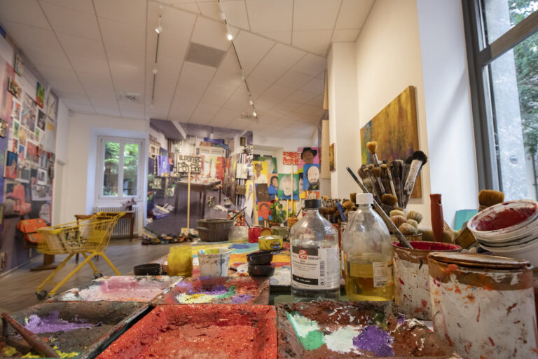 Marco Cingolani, Atelier du peintre, installation view at Galleria Gaburro, Milano, 2024. Photo Anna Pendoli