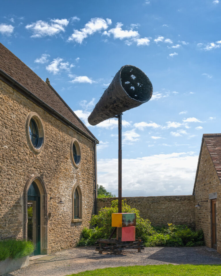 phyllida barlow untitled megaphone 2014 installation view at hauser wirth somerset 2024 Nella galleria di Hauser & Wirth nel Somerset è spuntato un bar d’artista firmato da Dieter Roth