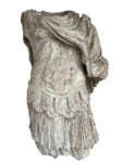 Statua di imperatore loricato, I secolo d.C. Marmo bianco. Accademia di Belle Arti di Carrara. Foto Accademia di Belle Arti di Carrara