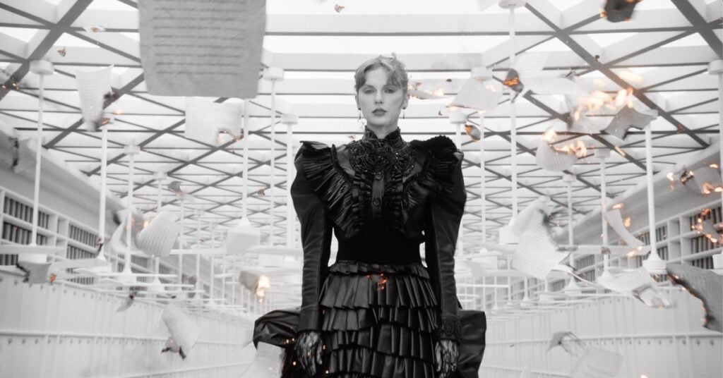 still dal video fortnight feat post malone by taylor swift 2024 courtesy of tas rights management llc Mostra su Taylor Swift al Victoria&Albert di Londra: omaggio ad un fenomeno pop globale