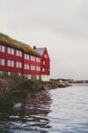 Uno degli antichi edifici di Tinganes a Tขrshavn. Photo Katarina Wohlfart. Courtesy Visit Tขrshavn