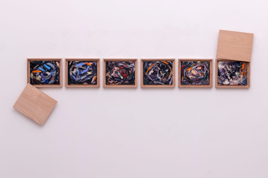 Matteo Fato, Una favola equestre senza cavalcata (piano, piano), 2024 n° 5, olio su lino , 30 X 24 cm (ognuno); n° 1, pulitura pennello su straccio, 30 x 24 cm cassa da trasporto in multistrato Biblioteca Comunale Louise Braille, Pesaro Courtesy dell’Artista & Monitor, Rome - Lisbon - Pereto (AQ)