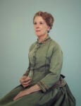 Ritratto di Mary Treat (1830-1923), naturalista del New Jersey, diede un contributo significativo ai campi dell'entomologia e della botanica. Tra il 1871 ed il 1876, scambiò quindici lettere con Darwin, più di qualsiasi altra donna naturalista. La modella è la botanica Sandy Knapp, membro della Royal Society, che afferma: "Ho sempre ammirato Mary Treat, come botanica in quello che, ai suoi tempi, era un mondo di uomini... Charles Darwin era soggiogato da lei perché i suoi studi lo aiutarono a superare diverse perplessità scientifiche"
