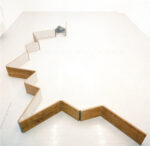 Rosa dei venti (già stella dell'incertezza della direzione), 2005, legno di teak naturale, acciaio lucidato a specchio, dimensioni variabili, Photo@Archivio Alice Guareschi
