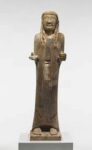 Figura femminile con chitone, cintura dorata, sandali e treccia lungo la schiena, ritrovata a Vulci. Periodo 570 a.C., British Museum, Londra. Courtesy British Museum