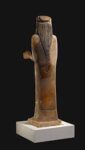 Figura femminile con chitone, cintura dorata, sandali e treccia lungo la schiena, ritrovata a Vulci. Periodo 570 a.C., British Museum, Londra. Courtesy British Museum
