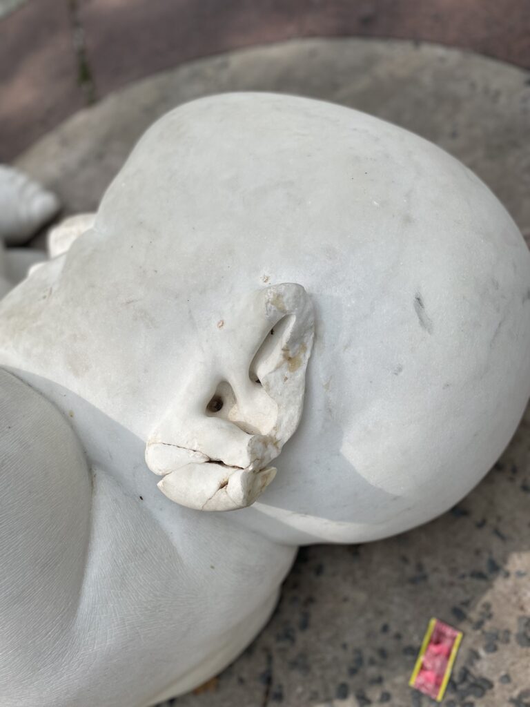 La scultura di Jago "Look Down" danneggiata