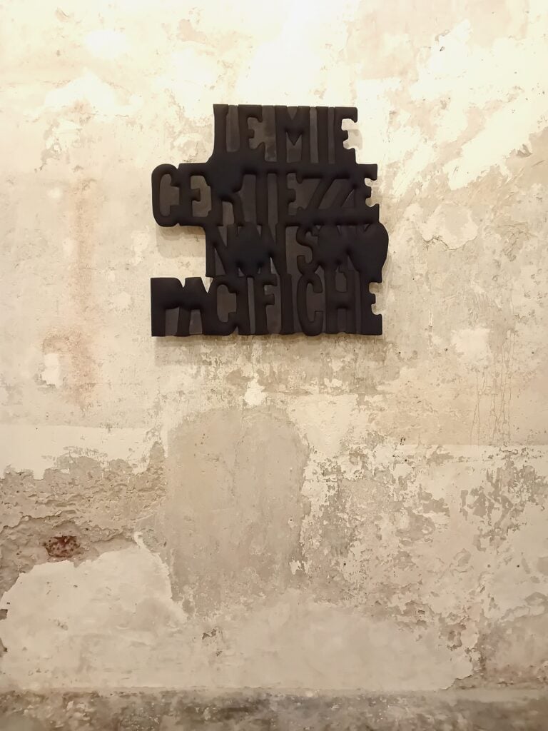 mario consiglio bandierenere 2024 spazio rivoluzione palermo exhibition view 4 Le “bandierenere” di Mario Consiglio a Palermo. Vessilli di parole in rivolta