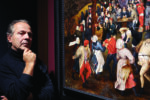 Ritratto di Francesco Murano davanti al dipinto Festa di matrimonio all'aperto di Pieter Brueghel_Bologna_ Palazzo Albergati_2015_foto Danilo Alessandro
