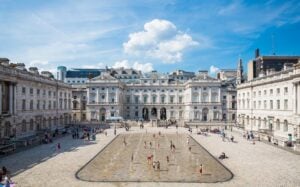 Com’è fatta e cosa custodisce la Somerset House di Londra che è andata a fuoco