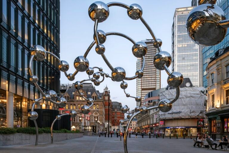 L’installazione di Yayoi Kusama per la metro di Londra. A Liverpool Street i suoi pois diventano sfere in acciaio