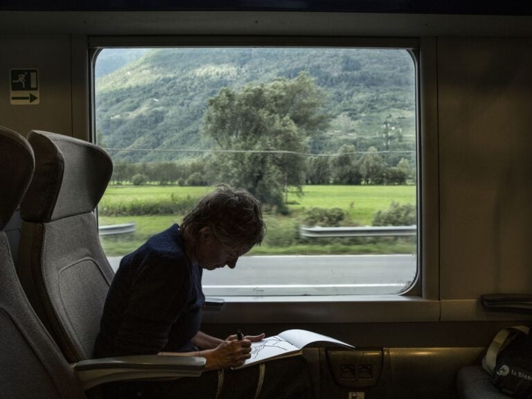 L’artista che ha realizzato un’opera d’arte girando per un mese in treno. Ora la mostra a Milano