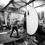 Emilio Vedova al lavoro ai cicli dei Tondi e dei Non Dove nel suo studio di Venezia, 1987 © Aurelio Amendola