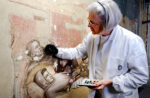 Restauratrice Maria Rosa Lanfranchi al lavoro sul Transito di Francesco, Giotto