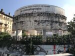 Lione, Francia Monumento commemorativo della nascita del cinema davanti al Musée Lumière © Photo Dario Bragaglia