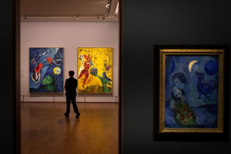 chagall 2024 installation view at albertina vienna photo eselat lorenz seidler 1 Marc Chagall. Il “delicato cantore dell’umanità” in una grande mostra a Vienna