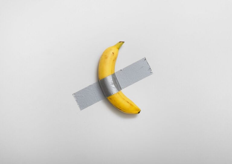 La banana di Cattelan non si ferma: il nuovo proprietario è un ex ergastolano graziato da Trump