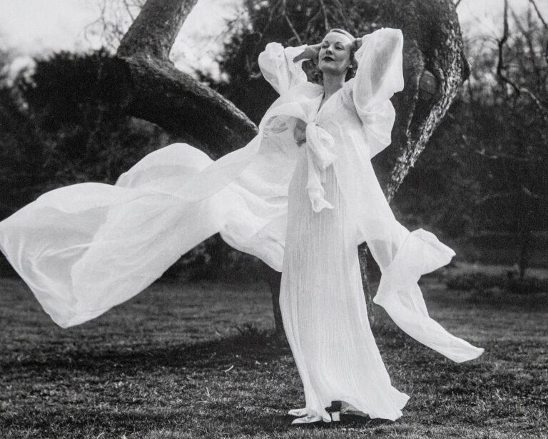 Peignoir in a Soft Breeze, Harper’s Bazaar, June 1936 Gelatin silver print, printed later © ESTATE OF MARTIN MUNKACSI – Courtesy Howard Greenberg Gallery and Paci contemporary gallery (Brescia-Porto Cervo, IT) cm 35 x 27,5 ca. / inches 13,8 x 10,8 ca