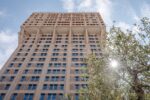 Torre Velasca, vista ascendente con ulivo. Photo ©Albo