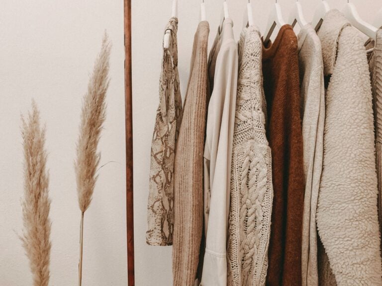 Tra Mocha Mousse e Peach Fuzz. Così i colori Pantone dell’anno influenzano moda e design