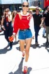 La super model Bella Hadid in football jersey per le strade di Londra lo scorso giugno