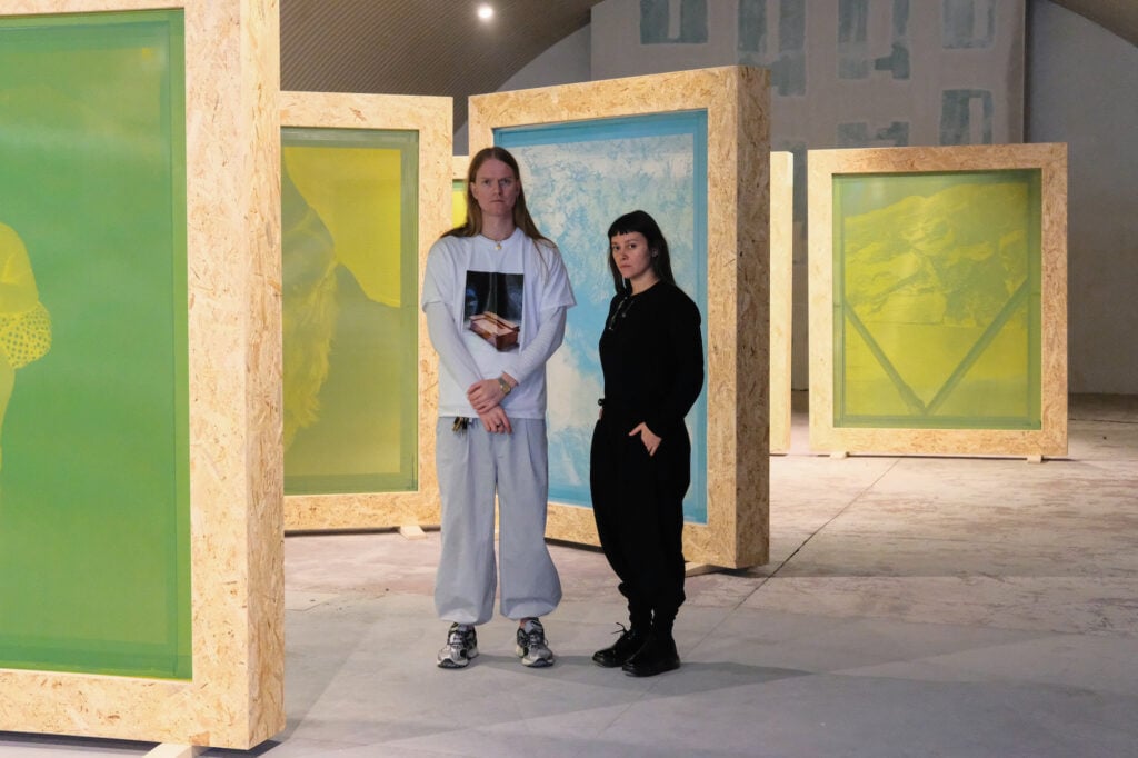 C’è uno studio di design che ha svecchiato le divise da lavoro. Ora in mostra a Milano con un innovativo progetto artistico