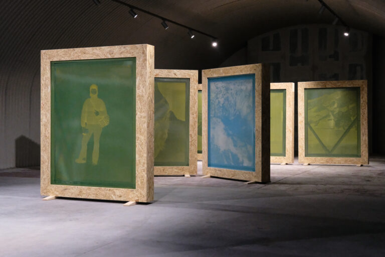 02gcoldermemory curtainsinstallationph giorgio veronesi C’è uno studio di design che ha svecchiato le divise da lavoro. Ora in mostra a Milano con un innovativo progetto artistico