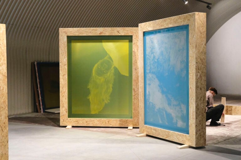 06gcoldermemory curtainsbehind the scenesph giorgio veronesi C’è uno studio di design che ha svecchiato le divise da lavoro. Ora in mostra a Milano con un innovativo progetto artistico