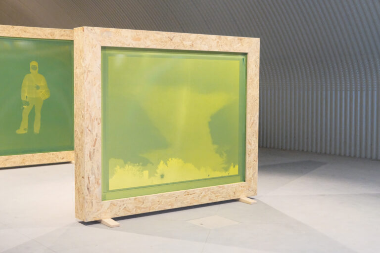 09gcoldermemory curtainsinstallationph giorgio veronesi C’è uno studio di design che ha svecchiato le divise da lavoro. Ora in mostra a Milano con un innovativo progetto artistico