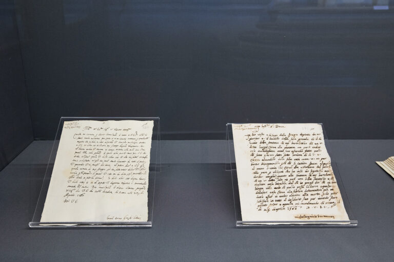 2 la sala grandemuseo di palazzo vecchioa destra la lettera autografa di michelangelo buonarroticnicolaneri11web2nik8329 Vasari per Cosimo I de Medici. A Palazzo Vecchio una mostra sulla magnifica ‘fabbrica’ della Sala grande