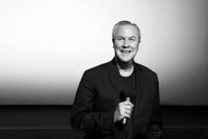 È morto Robert Wilson. Il regista che fece del teatro un’opera d’arte totale