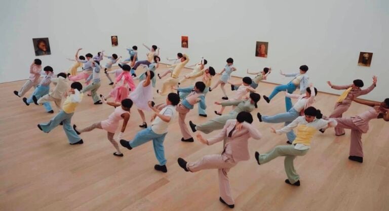 La coreografia sulle note di Billie Eilish tra le opere di un museo olandese  