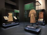 Tessuti, abiti e miniature della Fondazione Bruschettini esposti alla alla II Biennale di Arte Islamica di Gedda, 2025, courtesy Fondazione Bruschettini per l’Arte Islamica e Asiatica
