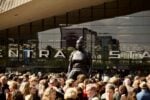 Thomas J Price, Moments Contained 2022 Bronze. Installation view, Rotterdam Centraal, Rotterdam, 2023 © Thomas J Price Courtesy the artist and Hauser & Wirth Photo Monsieur Paro
