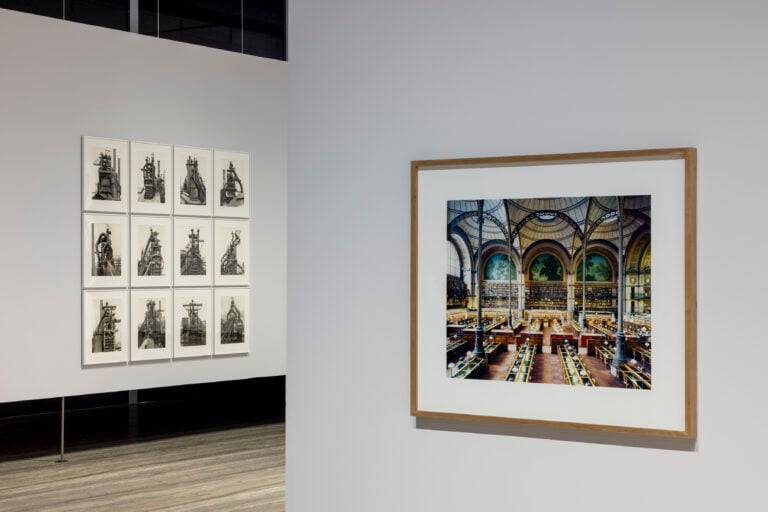 Immagine della mostra “Typologien: Photography in 20th-century Germany”, Curata da Susanne Pfeffer Foto: Roberto Marossi, Courtesy Fondazione Prada Bernd & Hilla Becher, Hochöfen, 1970-89, 12 stampe alla gelatina d’argento © Estate Bernd & Hilla Becher, represented by Max Becher, courtesy of Die Photographische Sammlung/SK Stiftung Kultur – Bernd & Hilla Becher Archive, Cologne, 2025 Candida Höfer, BNF Paris XXIII 1998 [Biblioteca nazionale di Francia Parigi XXIII 1998] Stampa a getto d’inchiostro, Stampa espositiva © Candida Höfer, Cologne, by SIAE 2025/VG BildKunst, Bonn 2025