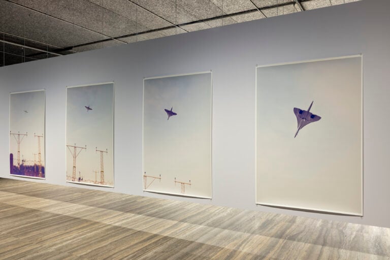 Immagine della mostra “Typologien: Photography in 20th-century Germany”, Curata da Susanne Pfeffer Foto: Roberto Marossi, Courtesy Fondazione Prada, Wolfgang Tillmans Concorde L449-19, 21, 22, 23, 25, 27, 28, 1997 Installazione di 7 stampe a getto d’inchiostro su carta senza cornice, clip / Installation of 7 unframed inkjet prints on paper, clips Edizione di 1 + 1 PA / Edition of 1 + 1 AP Courtesy of Galerie Buchholz